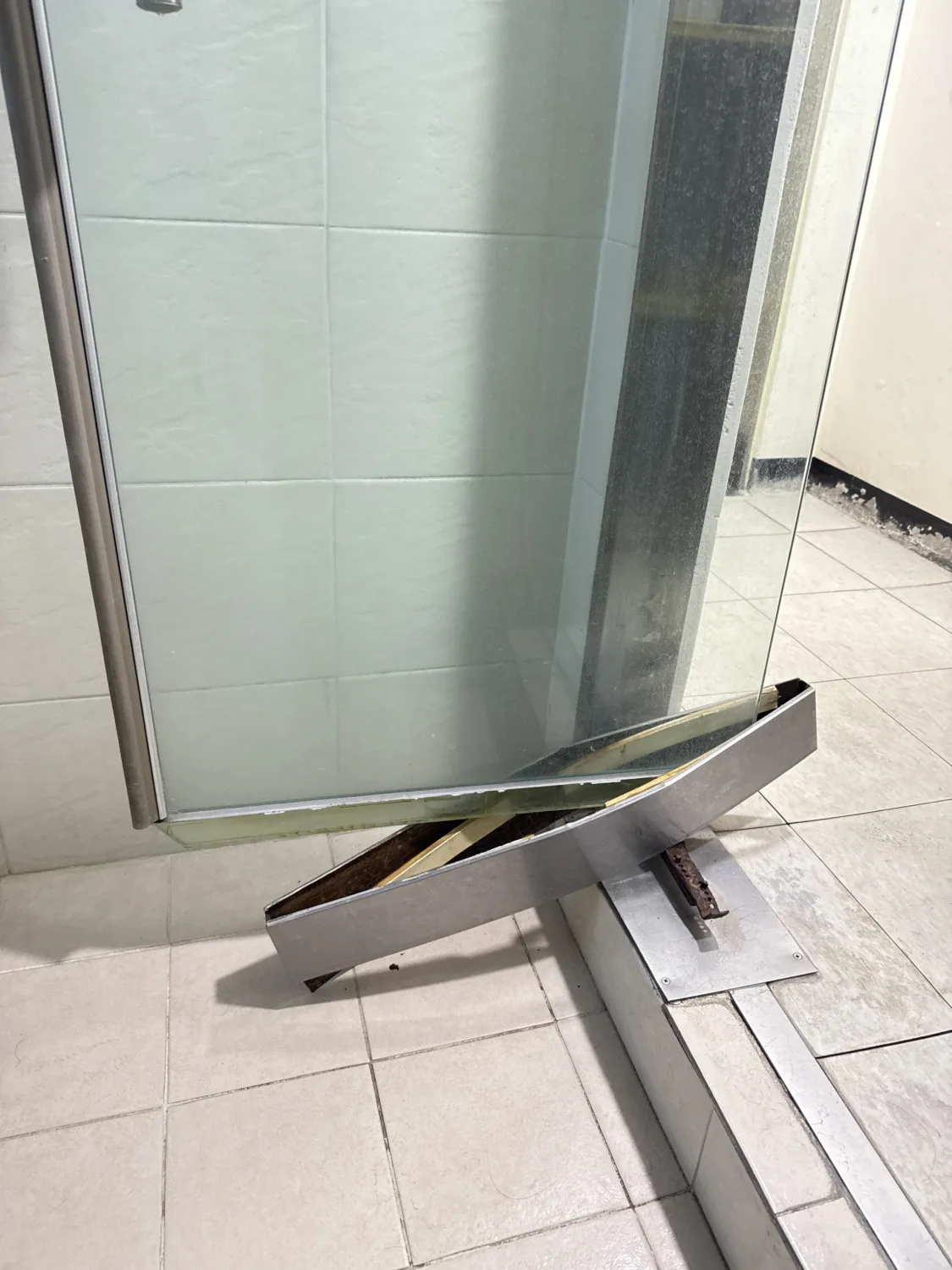 강화도어 하부 피봇 확인 사진