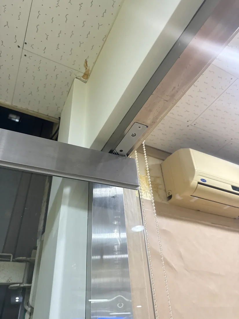 강화도어 상부 고정 브라켓 교체 후 확인 사진
