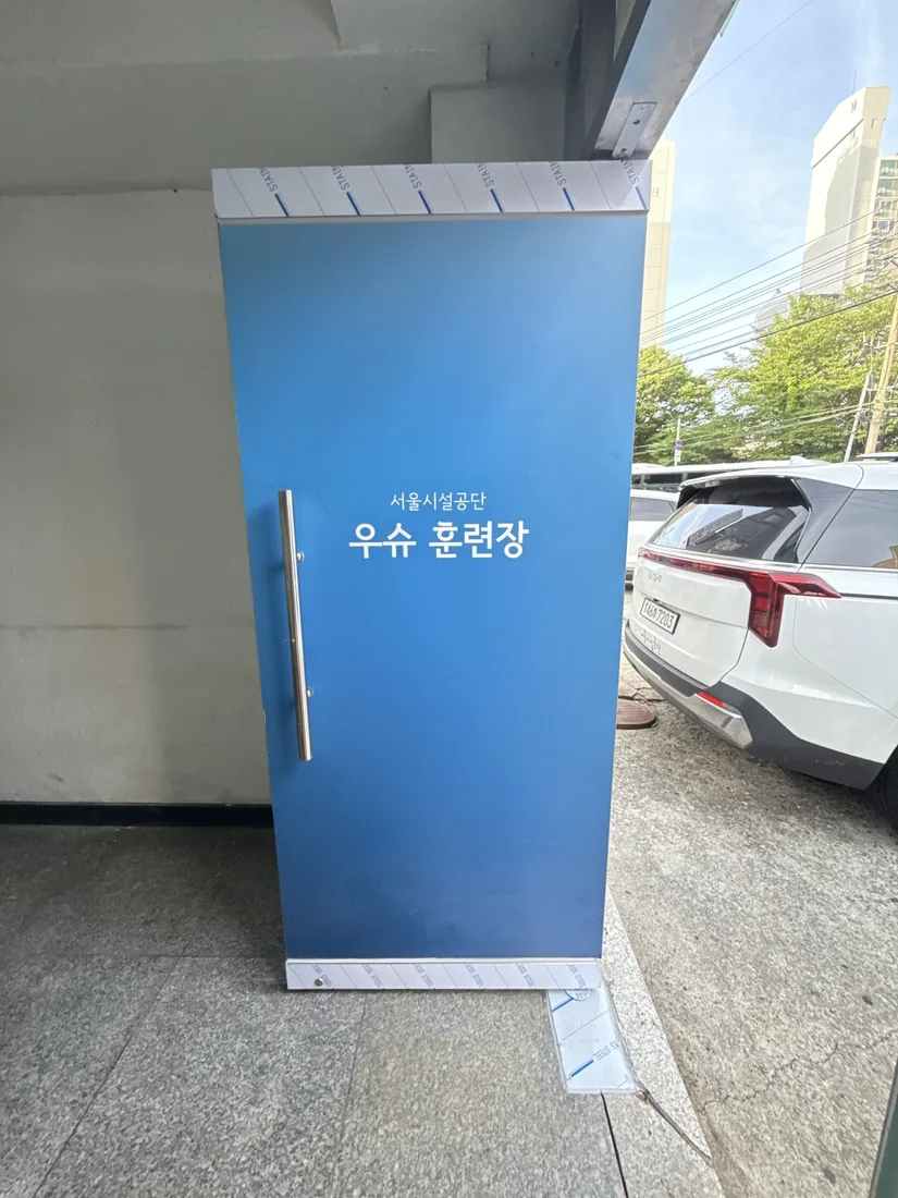 강화도어 상단 프레임에 보호테이프를 부착한 상태 사진