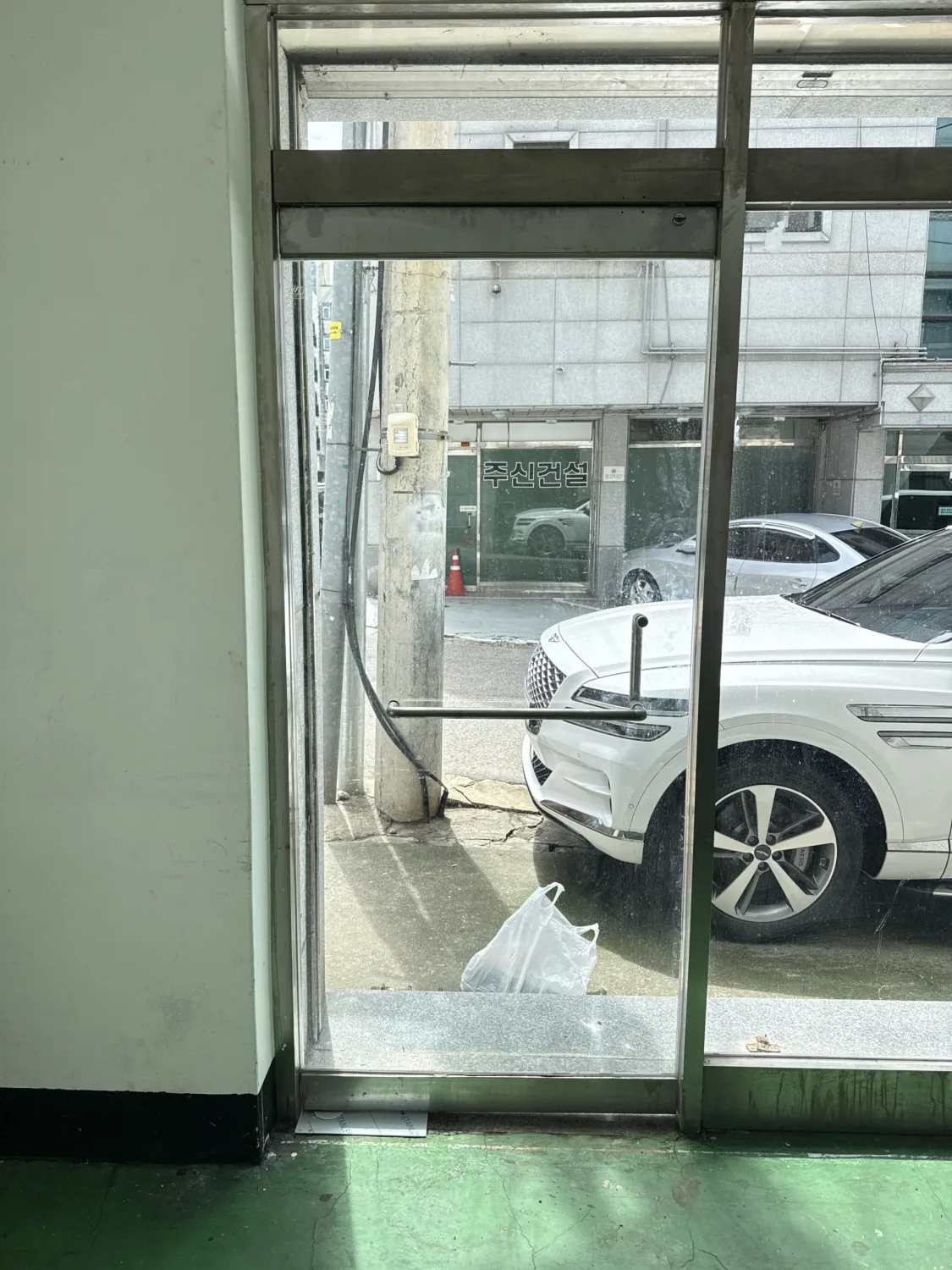 매장 강화도어 시공 사진(다른 각도)