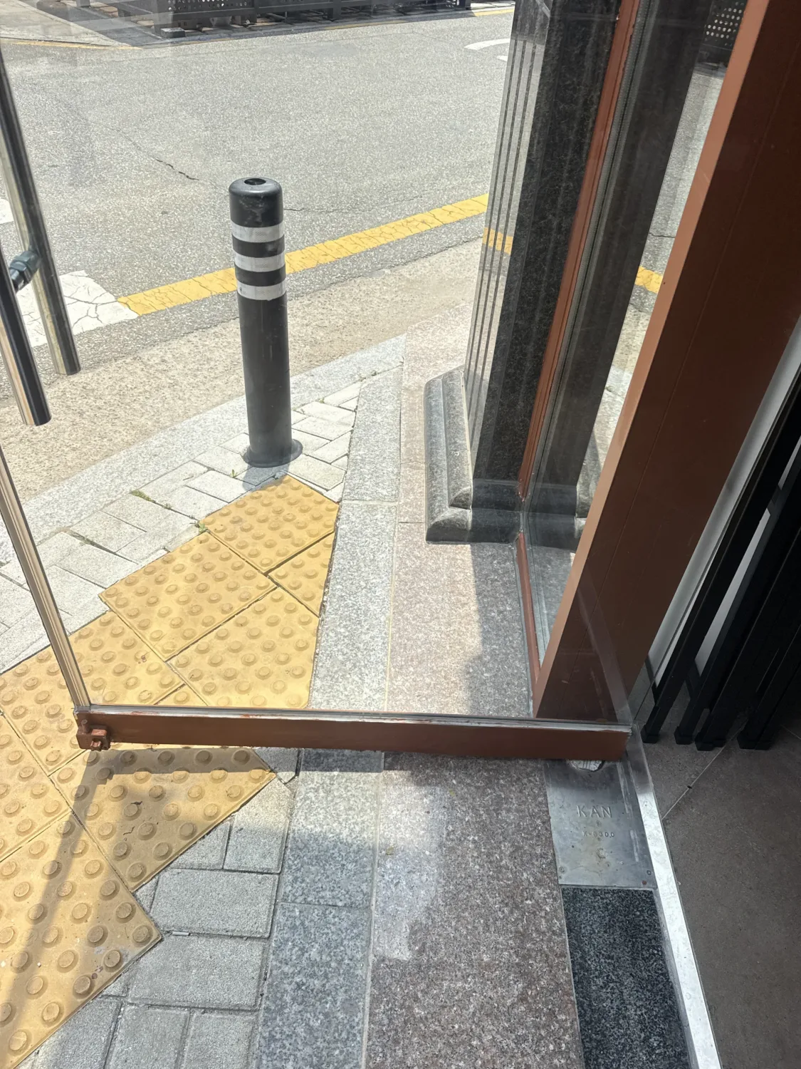 도로변 상가 강화도어 시공 사진