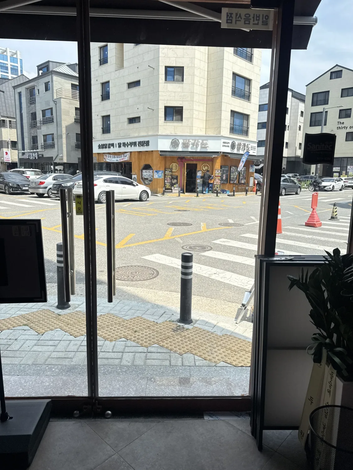 도로변 상가 강화도어 시공 사진(다른 각도)